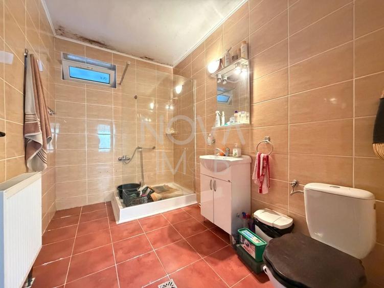 Casă individuală cu 6 camere cu Canalizare în Central