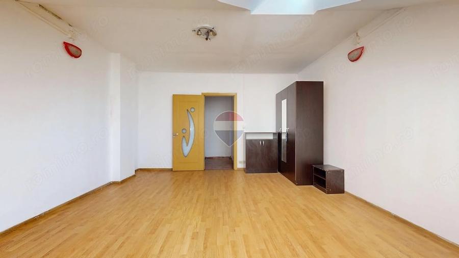 Apartament cu 3 camere semidecomandat în Florilor