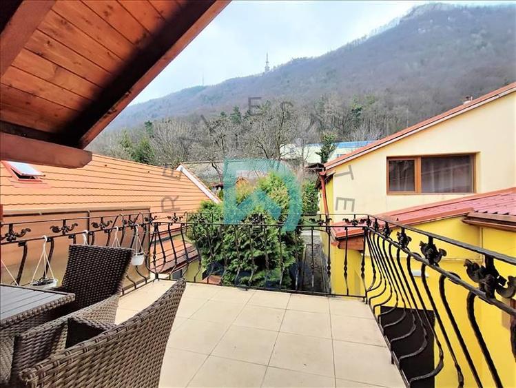 Casă individuală cu 10 camere cu Canalizare în Central