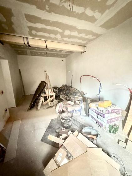 Casă individuală cu 7 camere cu Canalizare în Central