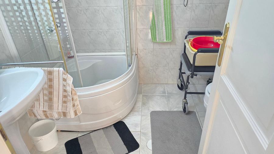 Casă individuală cu 5 camere cu Canalizare în Central