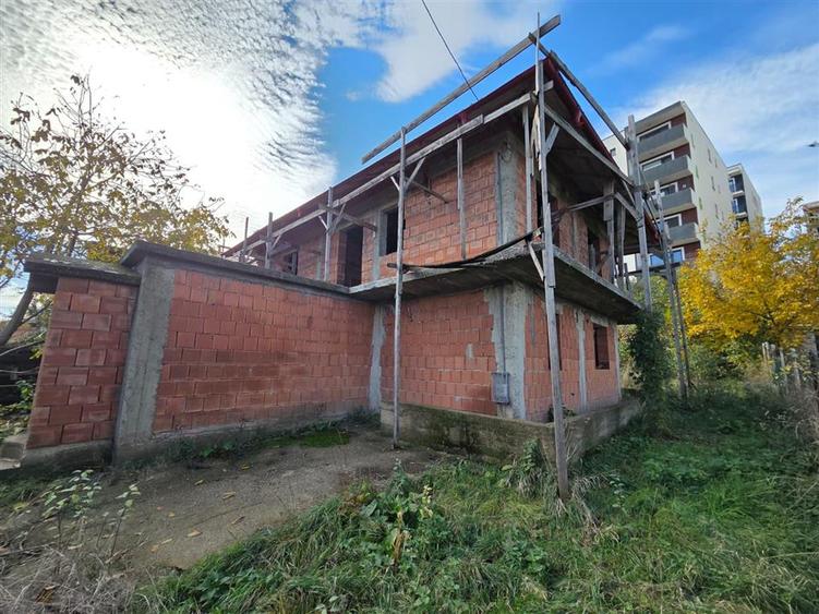 Casă cu 5 camere cu Teren 508 Mp în Vișan