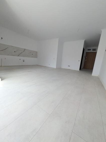 Apartament cu 4 camere semidecomandat în Florești