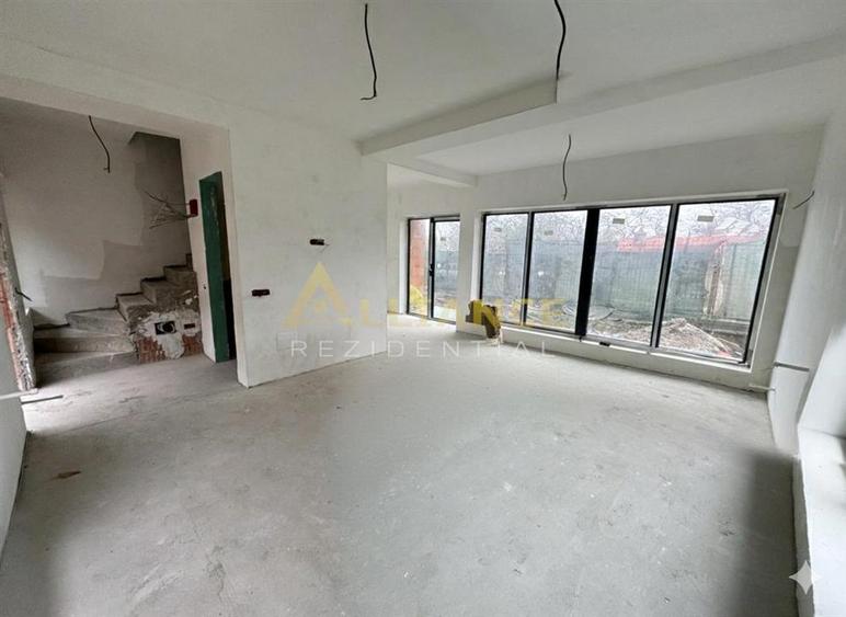 Duplex cu 4 camere cu Canalizare în Central