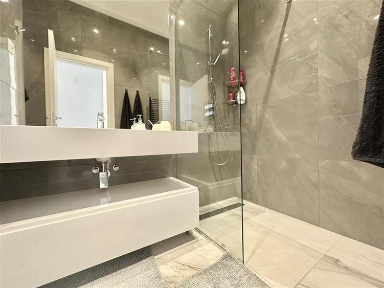 Penthouse cu 5 camere decomandat, mobilat în Herăstrău