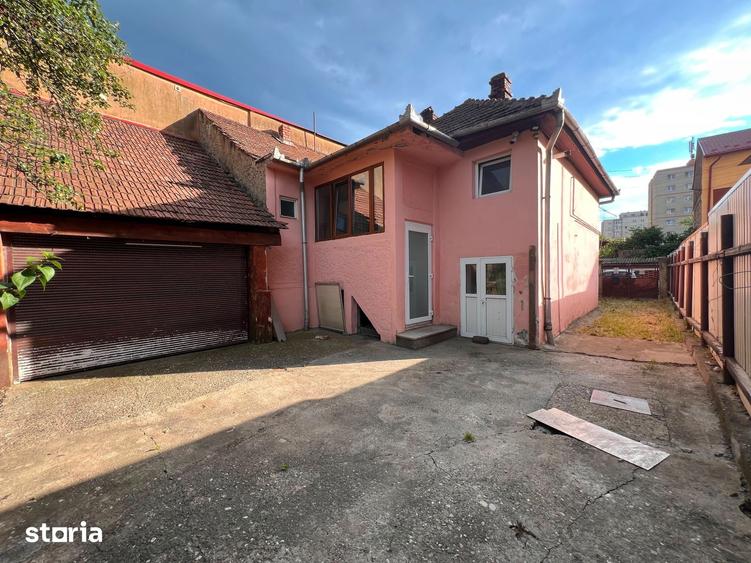 Casă cu 5 camere cu Teren 446 Mp în Florilor