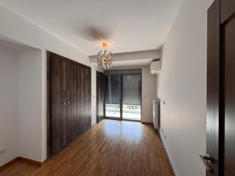 Apartament cu 4 camere semidecomandat în Băneasa