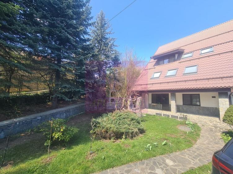 Casă individuală cu 9 camere cu Canalizare în Capul Câmpului