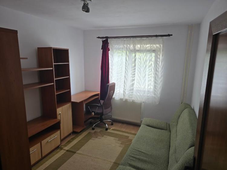 Apartament cu 3 camere decomandat, mobilat în Complex Studențesc