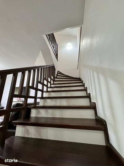 Casă cu 7 camere cu Teren 526 Mp în Măneciu