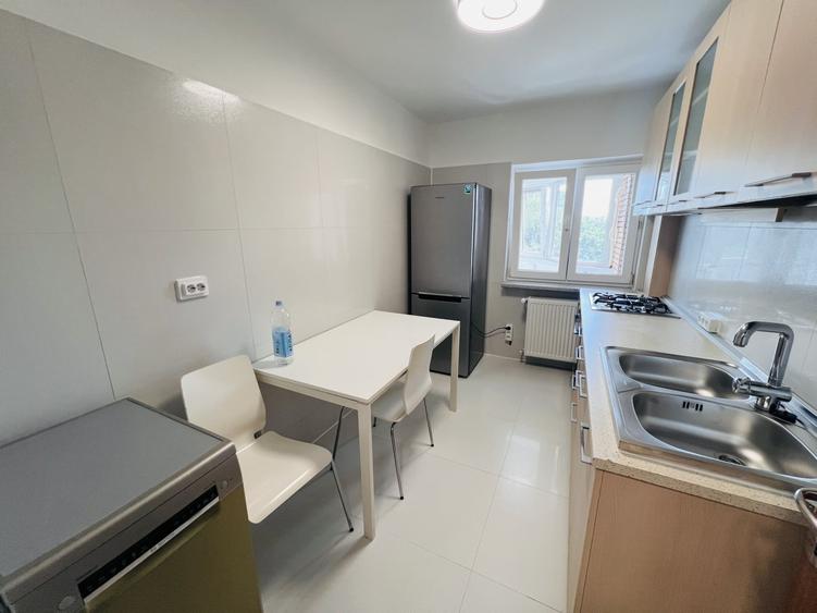 Apartament cu 3 camere decomandat, mobilat în Parcul Circului