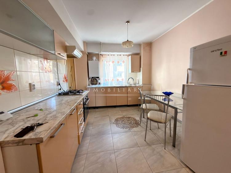 Apartament cu 3 camere decomandat, mobilat în Central