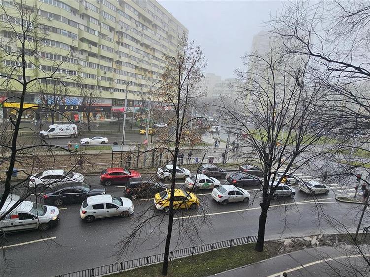 Apartament cu 3 camere decomandat, mobilat în Pantelimon