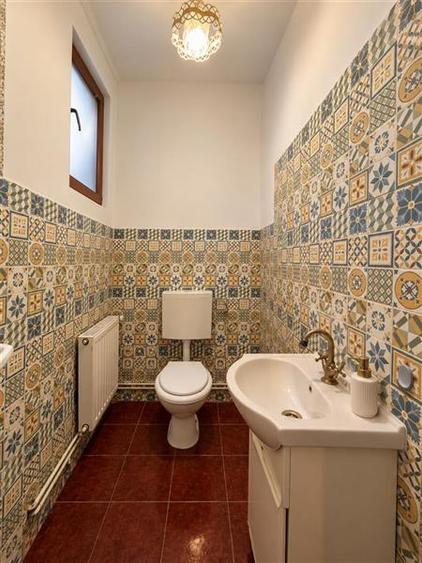 Casă cu 12 camere cu Teren 241 Mp în Semicentral