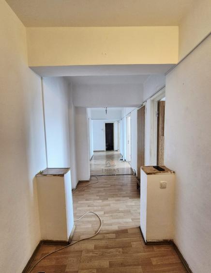 Apartament cu 4 camere decomandat în Poarta 6