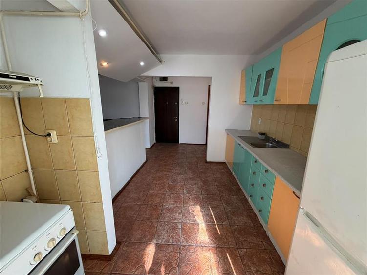 Apartament cu 3 camere decomandat, mobilat în Central