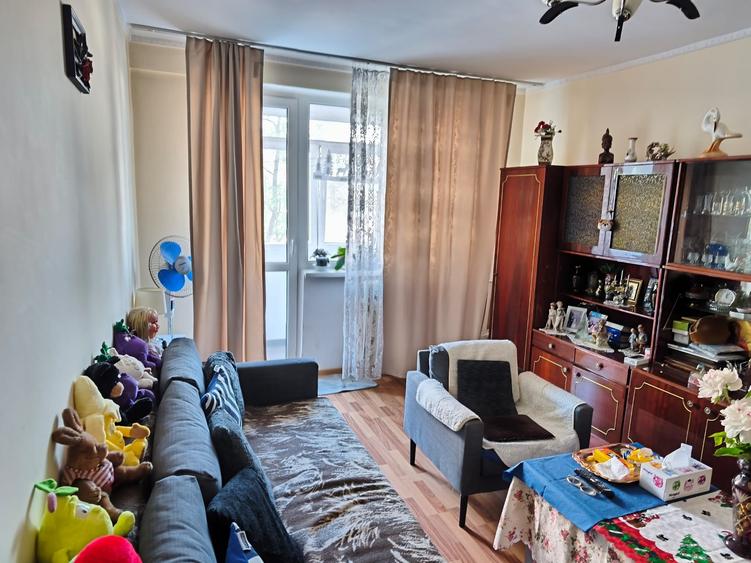 Apartament cu 3 camere decomandat în Drumul Taberei