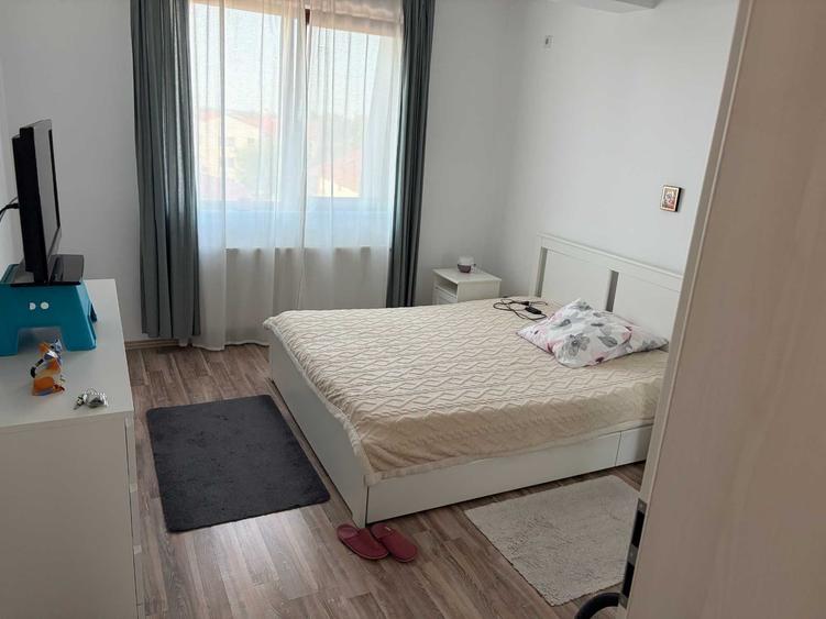 Apartament cu 2 camere decomandat în Roșu