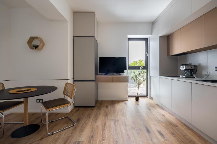 Apartament cu 3 camere semidecomandat, mobilat în Sisești