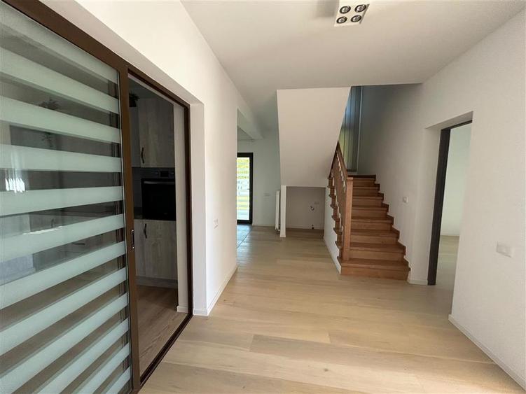 Casă individuală cu 5 camere cu Teren 100 Mp în Pătrăuți