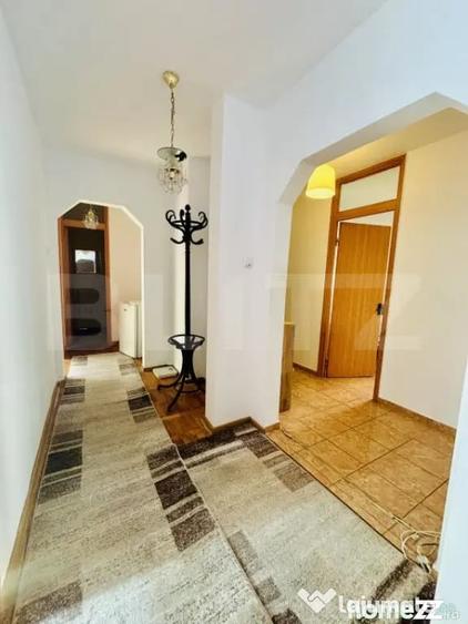 Apartament cu 4 camere decomandat în Girocului