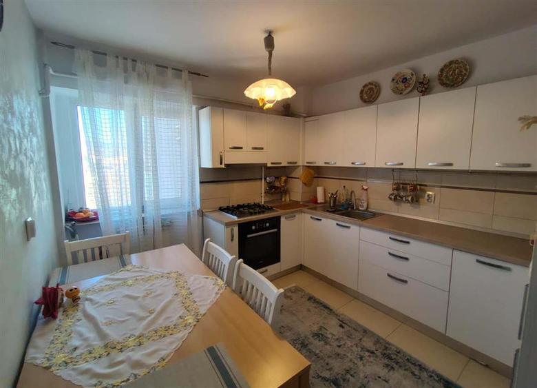 Apartament cu 4 camere decomandat în Burdujeni