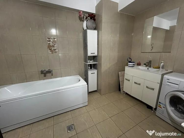 Apartament cu 3 camere semidecomandat în Central