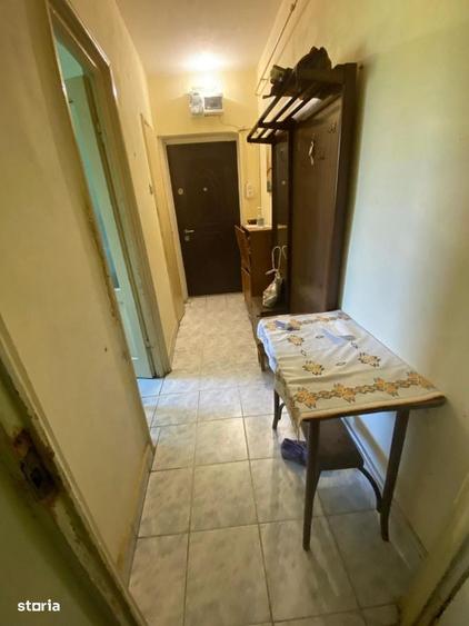 Apartament cu 3 camere semidecomandat în Calea București