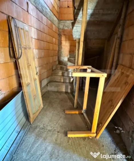 Casă cu 5 camere cu Teren 1900 Mp în Arcalia