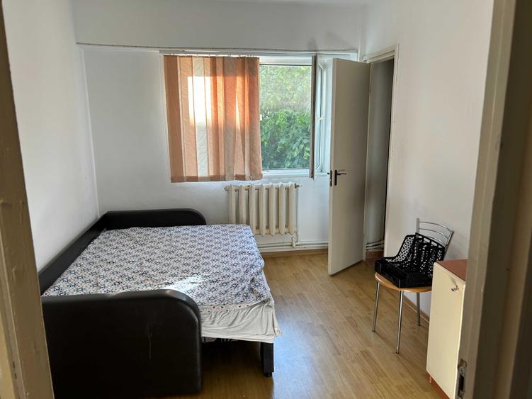 Apartament cu 3 camere semidecomandat în Boldești