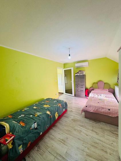 Casă individuală cu 7 camere cu Canalizare în Sărsig