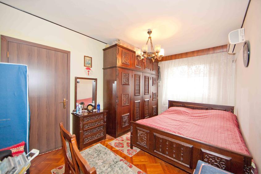 Apartament cu 3 camere semidecomandat în Tineretului