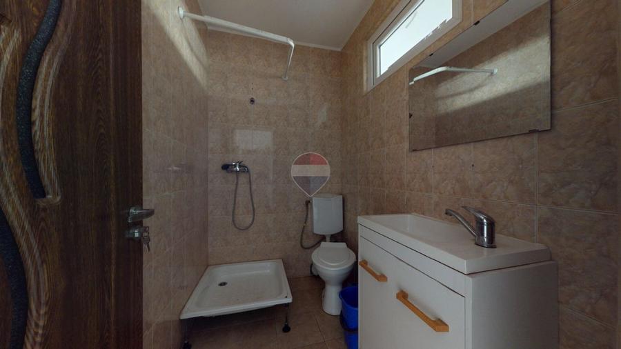 Apartament cu 3 camere semidecomandat, mobilat în Florilor