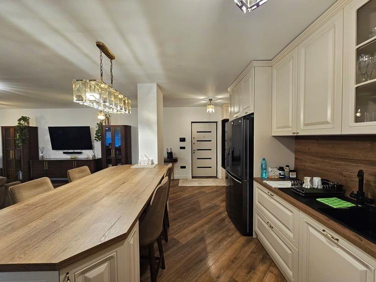 Apartament cu 3 camere decomandat, mobilat în Carrefour