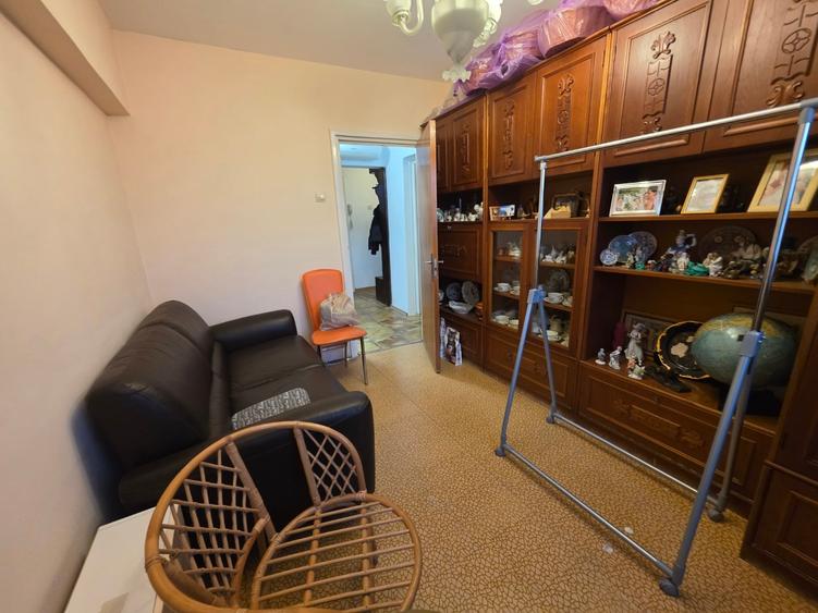 Apartament cu 3 camere decomandat în Tineretului