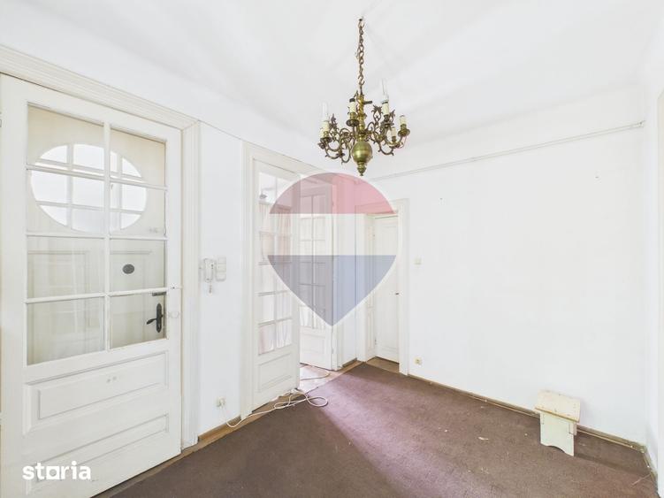 Apartament cu 3 camere semidecomandat în Moșilor