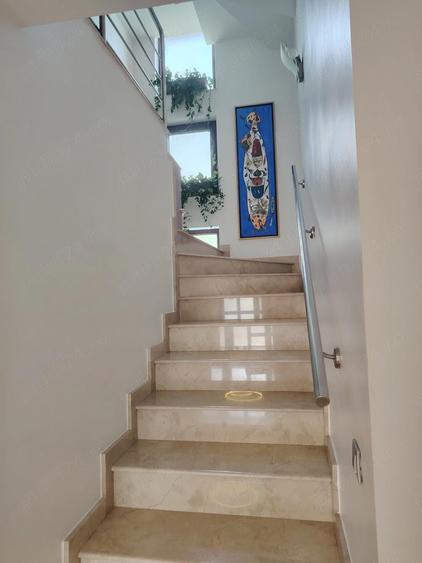 Casă cu 7 camere cu Teren 900 Mp în 1 Decembrie