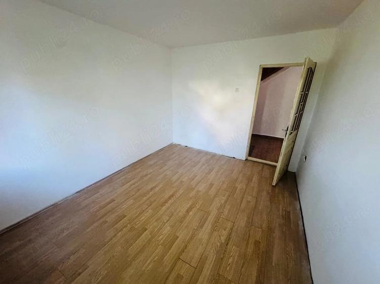 Casă cu 7 camere cu Teren 390 Mp în Șimian