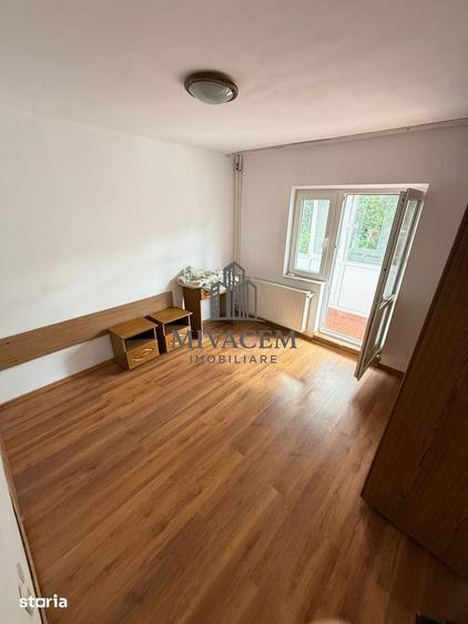 Apartament cu 4 camere decomandat în Calea București