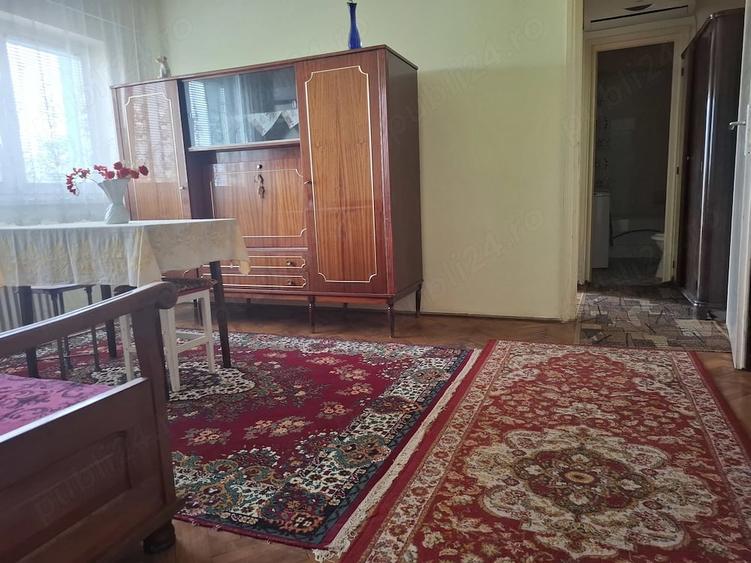 Apartament cu 3 camere semidecomandat în Podgoria