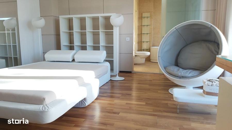 Apartament cu 3 camere semidecomandat în Plopilor