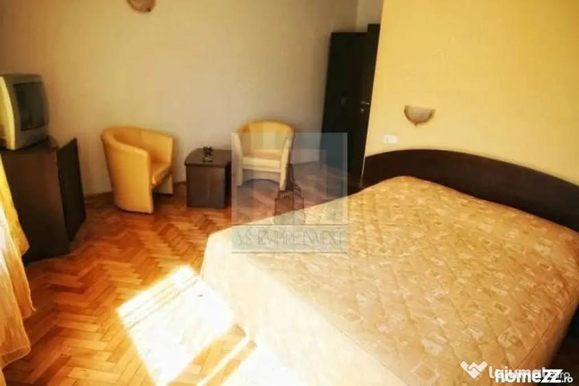 Casă cu 9 camere cu Teren 326 Mp în Județean