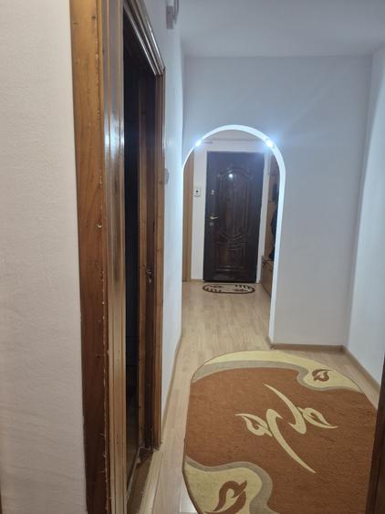 Apartament cu 3 camere decomandat în Florești