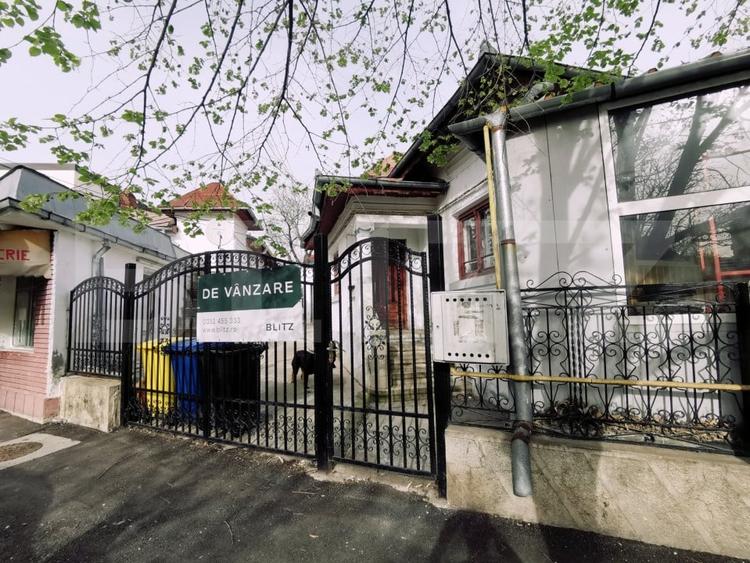 Casă individuală cu 9 camere cu Canalizare în Calea Severinului