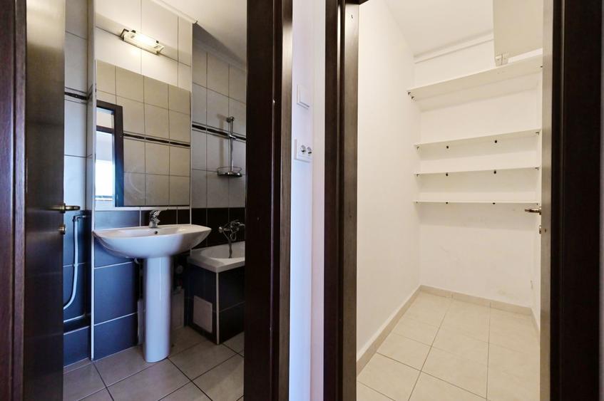Apartament cu 4 camere semidecomandat în Centrul Civic