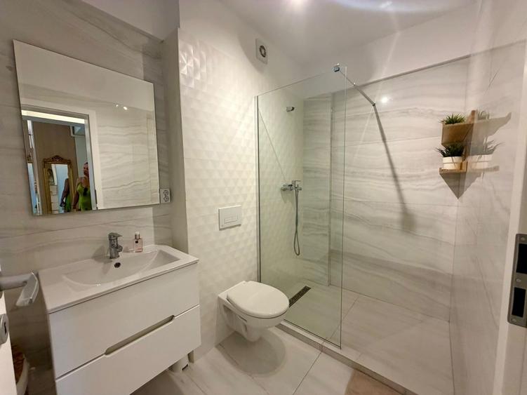 Apartament cu 3 camere semidecomandat, mobilat în Tunari
