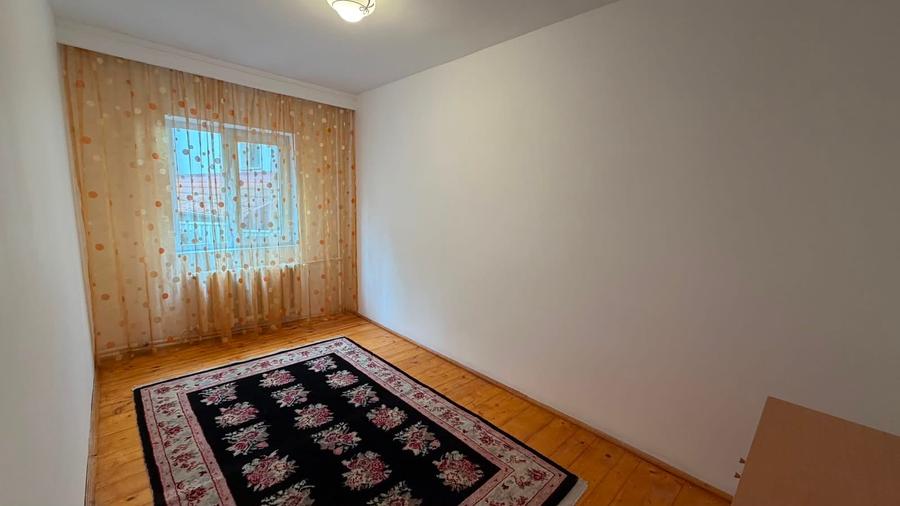 Casă individuală cu 7 camere cu Canalizare în Sărărie