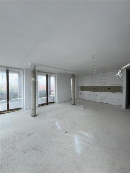 Penthouse cu 3 camere semidecomandat în Fratelia