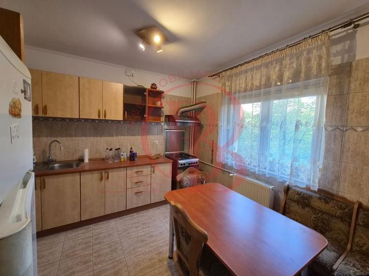 Apartament cu 3 camere decomandat, mobilat în Vitan