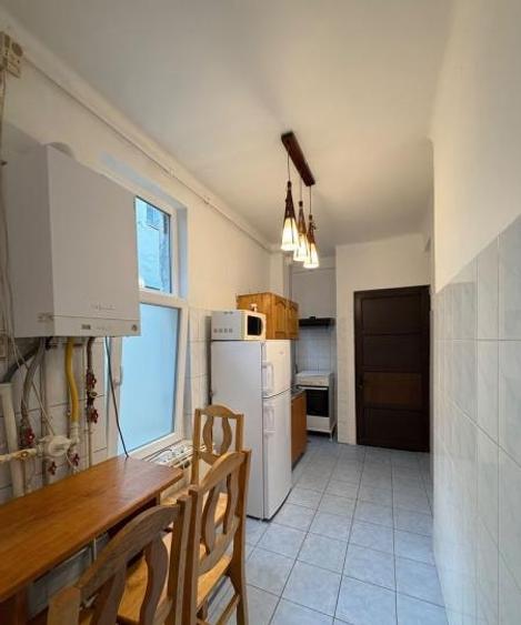 Apartament cu 3 camere semidecomandat, mobilat în Victoriei